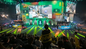 MOSKAU, RUSSLAND - 27. OKTOBER 2018: EPIZENTRUM Zähler-Streik: Globales offensives esports Ereignis Glücklicher schöner Mädchenfa MOSKAU, RUSSLAND - 27. OKTOBER 2018: EPIZENTRUM Zähler-Streik: Globales offensives esports Ereignis Glücklicher schöner Mädchenfa