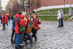 Moskau, Russland Rotes Quadrat Aufstellung von lustigen Touristen und von Reisenden für ein Foto mit einer köstlichen Eiscreme zu lizenzfreie stockfotografie Moskau, Russland Rotes Quadrat Aufstellung von lustigen Touristen und von Reisenden für ein Foto mit einer köstlichen Eiscreme zu lizenzfreie stockfotografie
