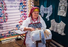 Moskau, Victory Park, am 11. Juni 2018: Eine ältere Frau im russischen nationalen Kostüm teilgenommen an traditionellem Handwerk stockbilder Moskau, Victory Park, am 11. Juni 2018: Eine ältere Frau im russischen nationalen Kostüm teilgenommen an traditionellem Handwerk stockbilder