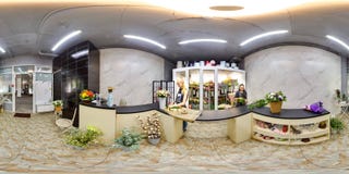Moskou - 2018: 3D sferisch donker panorama met 360 graad het bekijken hoek van het binnenland van de bloemopslag met koelkast, in stock afbeeldingen Moskou - 2018: 3D sferisch donker panorama met 360 graad het bekijken hoek van het binnenland van de bloemopslag met koelkast, in stock afbeeldingen