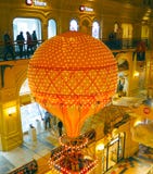 MOSKOU, RUSLAND - December 2018: Huisvesten de Kerstmis feestelijke decoratie in Handel GOM op Rood vierkant - winkelcomplex in c stock foto MOSKOU, RUSLAND - December 2018: Huisvesten de Kerstmis feestelijke decoratie in Handel GOM op Rood vierkant - winkelcomplex in c stock foto