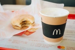 Moskou, Rusland - 11 18 2018: Hamburgermenu in Mcdonald-restaurant, koffie, cheeseburger Fastfood, ongezonde kostconcept royalty-vrije stock fotografie Moskou, Rusland - 11 18 2018: Hamburgermenu in Mcdonald-restaurant, koffie, cheeseburger Fastfood, ongezonde kostconcept royalty-vrije stock fotografie