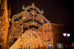 MOSKOU, RUSLAND - JANUARI 7, 2016: Lichte bogen op Nikolskaya-straat bij Kerstmis in Moskou stock foto's MOSKOU, RUSLAND - JANUARI 7, 2016: Lichte bogen op Nikolskaya-straat bij Kerstmis in Moskou stock foto's