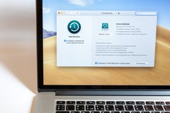 Moskou/Rusland - Juli 7, 2019: Open MacBook, programmatime machine op scherm royalty-vrije stock foto's Moskou/Rusland - Juli 7, 2019: Open MacBook, programmatime machine op scherm royalty-vrije stock foto's