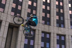 moskou Rusland 19 kunnen 2019 Het Cirkelen van Moskou festival 2019 De fietser doet de truc op de trampoline stock fotografie moskou Rusland 19 kunnen 2019 Het Cirkelen van Moskou festival 2019 De fietser doet de truc op de trampoline stock fotografie