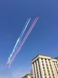 MOSKOU, RUSLAND - MEI 04, 2018: Het teamswifts van begroetingsaerobatic en Russische Ridders op vechtersvlieg mig-29 en su-27 ove stock afbeelding MOSKOU, RUSLAND - MEI 04, 2018: Het teamswifts van begroetingsaerobatic en Russische Ridders op vechtersvlieg mig-29 en su-27 ove stock afbeelding