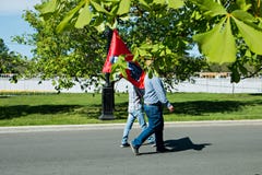 Moskou, Rusland, 9 Mei, 2018: twee mensen dragen de vlag stock afbeelding Moskou, Rusland, 9 Mei, 2018: twee mensen dragen de vlag stock afbeelding