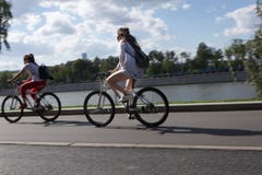 MOSKOU, RUSLAND - 06 20 2018: Twee fietsermeisjes in het Parkmovin van Gorky stock afbeeldingen MOSKOU, RUSLAND - 06 20 2018: Twee fietsermeisjes in het Parkmovin van Gorky stock afbeeldingen