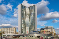 Moskou - 29 september 2018: Stadslandschap met mening over CMEA het Boek van het de bouwhuis, streptokok van Noviy Arbat, 36 royalty-vrije stock fotografie Moskou - 29 september 2018: Stadslandschap met mening over CMEA het Boek van het de bouwhuis, streptokok van Noviy Arbat, 36 royalty-vrije stock fotografie