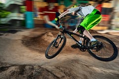 Moskva Ryssland - Augusti 24, 2017: Hopp och fluga på en mountainbike arkivbilder Moskva Ryssland - Augusti 24, 2017: Hopp och fluga på en mountainbike arkivbilder