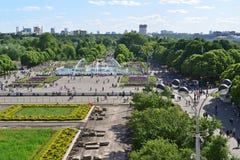 MOSKVA RYSSLAND - 26 06 2015 Gorky parkerar - centralen royaltyfri bild MOSKVA RYSSLAND - 26 06 2015 Gorky parkerar - centralen royaltyfri bild