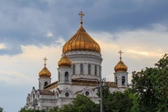 Moskva Ryssland - Juni 19, 2018: Guld- kupoler av domkyrkan av Kristus frälsaren i Moskva mot dramatisk himmel royaltyfri bild Moskva Ryssland - Juni 19, 2018: Guld- kupoler av domkyrkan av Kristus frälsaren i Moskva mot dramatisk himmel royaltyfri bild