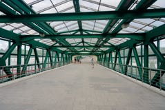 Moskwa, federacja rosyjska, Maj 7 2019 Architektura zbrojony betonowy zwyczajny wiadukt przez autostrady łączącej fotografia stock Moskwa, federacja rosyjska, Maj 7 2019 Architektura zbrojony betonowy zwyczajny wiadukt przez autostrady łączącej fotografia stock