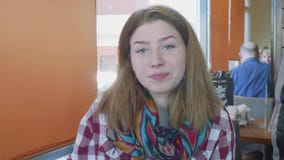 MOSKWA, ROSJA - 8 2018 hala targowa: Potomstwa tęsk z włosami caucasian blondynka z śnieżnobiałymi skóra napojami od białej filiż zbiory wideo MOSKWA, ROSJA - 8 2018 hala targowa: Potomstwa tęsk z włosami caucasian blondynka z śnieżnobiałymi skóra napojami od białej filiż zbiory wideo