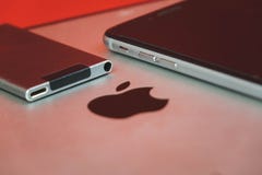 Moskwa Rosja, KWIECIE?, - 25 2019: ipod, iphone i ipad k?ama z rz?du, Produkcja na czerwonym tle Jab?czani produkty Produkuj?cy o zdjęcie royalty free Moskwa Rosja, KWIECIE?, - 25 2019: ipod, iphone i ipad k?ama z rz?du, Produkcja na czerwonym tle Jab?czani produkty Produkuj?cy o zdjęcie royalty free