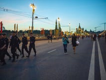 MOSKWA ROSJA, MAJ, - 9, 2016: Kilka funkcjonariuszi policji od hufa i dwa dziewczyny śmiają się i chodzący na Maju 9 zdjęcie royalty free MOSKWA ROSJA, MAJ, - 9, 2016: Kilka funkcjonariuszi policji od hufa i dwa dziewczyny śmiają się i chodzący na Maju 9 zdjęcie royalty free