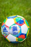 Moskwa, Rosja, Październik 7, 2018: Adidas UEFA narody liga, urzędnika zapałczany balowy szybowiec na trawie obraz royalty free Moskwa, Rosja, Październik 7, 2018: Adidas UEFA narody liga, urzędnika zapałczany balowy szybowiec na trawie obraz royalty free