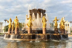 MOSKWA ROSJA, SIERPIEŃ, -, 2017: Fontanna przyjaźń ludzie przy wystawą Ekonomiczni osiągnięcia w Moskwa VDNH chmurny zdjęcie stock MOSKWA ROSJA, SIERPIEŃ, -, 2017: Fontanna przyjaźń ludzie przy wystawą Ekonomiczni osiągnięcia w Moskwa VDNH chmurny zdjęcie stock