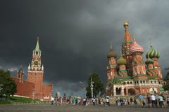 MOSKWA - Sierpień, 4: Turyści chodzą na placu czerwonym blisko Kremlin ściany Sierpień 4, 2016 w Moskwa, Rosja zdjęcia stock MOSKWA - Sierpień, 4: Turyści chodzą na placu czerwonym blisko Kremlin ściany Sierpień 4, 2016 w Moskwa, Rosja zdjęcia stock