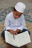 Moslim jongenslezing Quran stock fotografie Moslim jongenslezing Quran stock fotografie