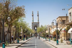 Mosquée de Jameh, avec ses minarets distinctifs de tuiles, vus d'une rue voisine La mosquée de Jameh est le symbole de Yazd photographie stock libre de droits Mosquée de Jameh, avec ses minarets distinctifs de tuiles, vus d'une rue voisine La mosquée de Jameh est le symbole de Yazd photographie stock libre de droits