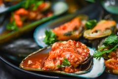 Mossel die panzeevruchtenplaat met shell van Schaaldierenmosselen oceaan gastronomisch gekookt diner koken royalty-vrije stock afbeelding Mossel die panzeevruchtenplaat met shell van Schaaldierenmosselen oceaan gastronomisch gekookt diner koken royalty-vrije stock afbeelding
