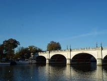 Most nad Rzecznym Thames przy Kingston obraz stock Most nad Rzecznym Thames przy Kingston obraz stock
