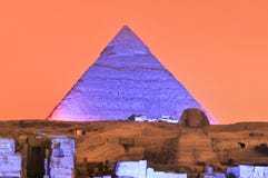 Mostra da pirâmide de Giza e da luz da esfinge na noite - o Cairo, Egito imagens de stock royalty free Mostra da pirâmide de Giza e da luz da esfinge na noite - o Cairo, Egito imagens de stock royalty free