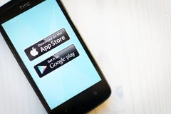 Mostrando il app memorizzi e googli il gioco sullo schermo dello smartphone del htc immagini stock Mostrando il app memorizzi e googli il gioco sullo schermo dello smartphone del htc immagini stock