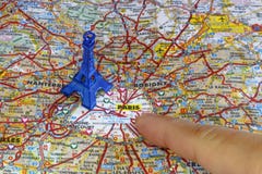 Mostrando o mapa de Paris com uma torre Eiffel azul Imagem de Stock Royalty Free Mostrando o mapa de Paris com uma torre Eiffel azul Imagem de Stock Royalty Free