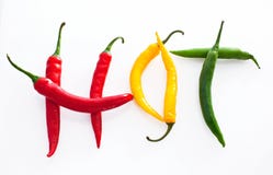 Mot chaud fait à partir du poivre rouge, jaune et vert de piment fort sur le whi photo libre de droits Mot chaud fait à partir du poivre rouge, jaune et vert de piment fort sur le whi photo libre de droits