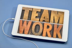 Mot de travail d'équipe dans le type en bois sur le comprimé photo libre de droits Mot de travail d'équipe dans le type en bois sur le comprimé photo libre de droits