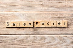 Mot secret de vente écrit sur le bloc en bois texte secret de vente sur la table, concept photos stock Mot secret de vente écrit sur le bloc en bois texte secret de vente sur la table, concept photos stock