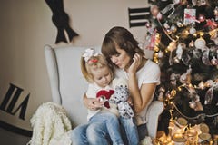 Mother and daughter in the white chair in front of a huge clock royalty free stock images Mother and daughter in the white chair in front of a huge clock royalty free stock images