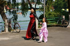 Mother holding hand children walking in park Royalty Free Stock Photography Mother holding hand children walking in park Royalty Free Stock Photography