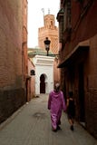 Mother walking home with her kid in front of a mosque in a narrow allay royalty free stock photography Mother walking home with her kid in front of a mosque in a narrow allay royalty free stock photography