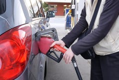 Motie van vrouw die handvat van autogat opnemen bij benzinestation royalty-vrije stock foto Motie van vrouw die handvat van autogat opnemen bij benzinestation royalty-vrije stock foto