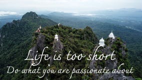 Motivational och inspirerande citationstecken: Liv är kort Gör vad dig Arkivfoto Motivational och inspirerande citationstecken: Liv är kort Gör vad dig Arkivfoto