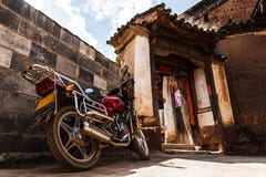 Moto de cru devant la maison de chinois traditionnel image stock Moto de cru devant la maison de chinois traditionnel image stock