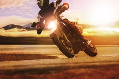 Moto de sport d'équitation d'homme sur la route d'asphalte photographie stock libre de droits Moto de sport d'équitation d'homme sur la route d'asphalte photographie stock libre de droits