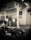 Motocicleta delante de la vieja gasolinera imágenes de archivo libres de regalías Motocicleta delante de la vieja gasolinera imágenes de archivo libres de regalías