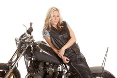 Motocicleta do lado da configuração do couro da mulher imagens de stock royalty free Motocicleta do lado da configuração do couro da mulher imagens de stock royalty free