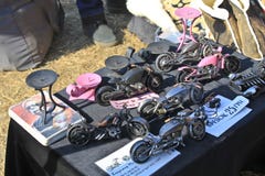 Motocicli di modello del metallo sulla vetrina fotografia stock Motocicli di modello del metallo sulla vetrina fotografia stock