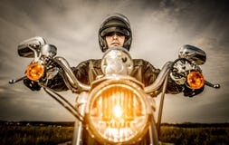 Motociclista che corre sulla strada Fotografie Stock Libere da Diritti Motociclista che corre sulla strada Fotografie Stock Libere da Diritti