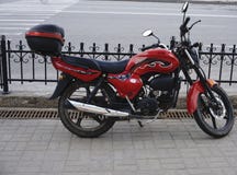 Motociclo con una tinta rossa e un fondo fresco fotografia stock Motociclo con una tinta rossa e un fondo fresco fotografia stock