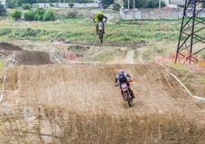 Motocross extrême de sport L'athlète décolle sur une moto sur un tremplin Image libre de droits Motocross extrême de sport L'athlète décolle sur une moto sur un tremplin Image libre de droits