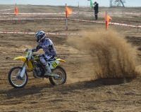 Motocross : les motocyclistes passent un tour Photos libres de droits Motocross : les motocyclistes passent un tour Photos libres de droits