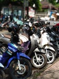 Motocyklu i hulajnogi parking blisko targowego Denpasar fotografia stock Motocyklu i hulajnogi parking blisko targowego Denpasar fotografia stock