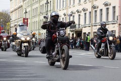 Motoparad Radfahrer fahren auf die Hauptstra?e von St Petersburg auf dem steilen und das sch?n lizenzfreies stockbild Motoparad Radfahrer fahren auf die Hauptstra?e von St Petersburg auf dem steilen und das sch?n lizenzfreies stockbild