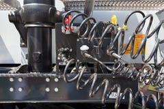 Motor en samengeperste luchtslangen van een vrachtwagen royalty-vrije stock afbeeldingen Motor en samengeperste luchtslangen van een vrachtwagen royalty-vrije stock afbeeldingen